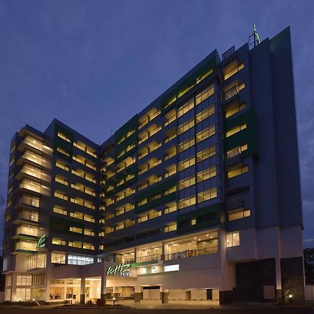 Whiz Prime Hotel Megamas Манадо Экстерьер фото
