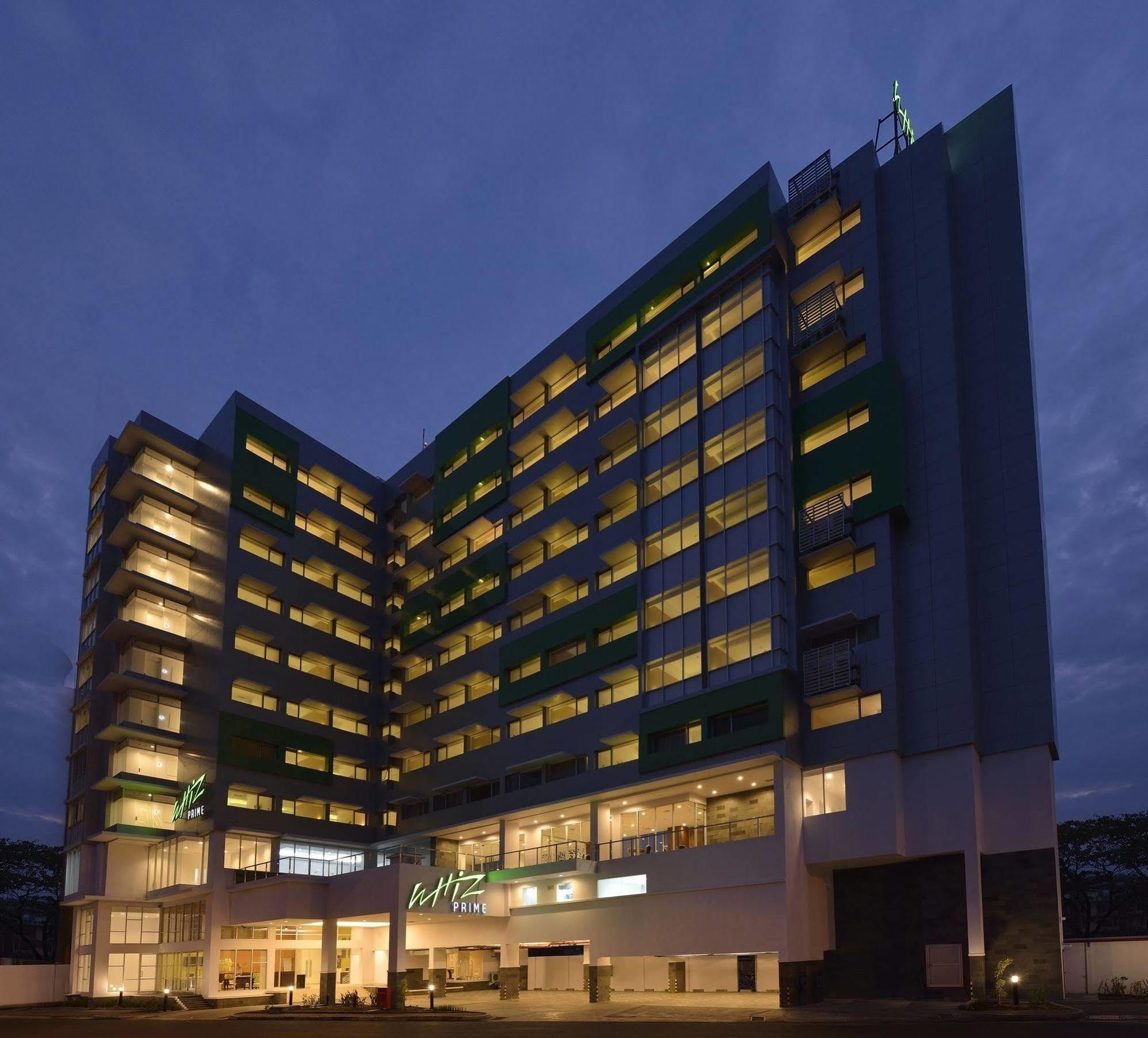 Whiz Prime Hotel Megamas Манадо Экстерьер фото