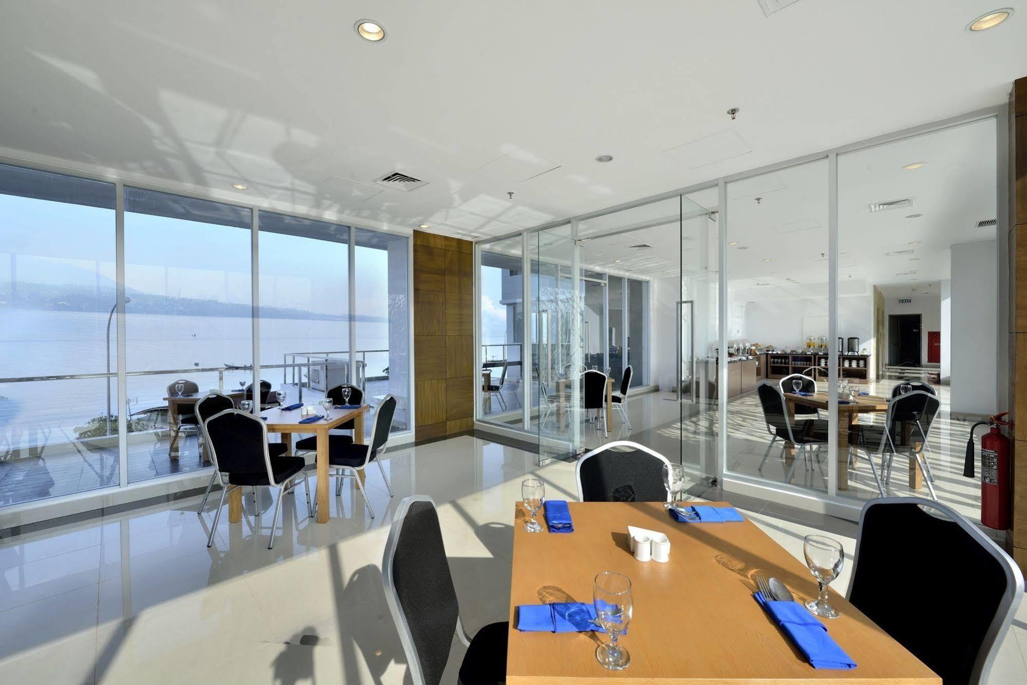 Whiz Prime Hotel Megamas Манадо Экстерьер фото
