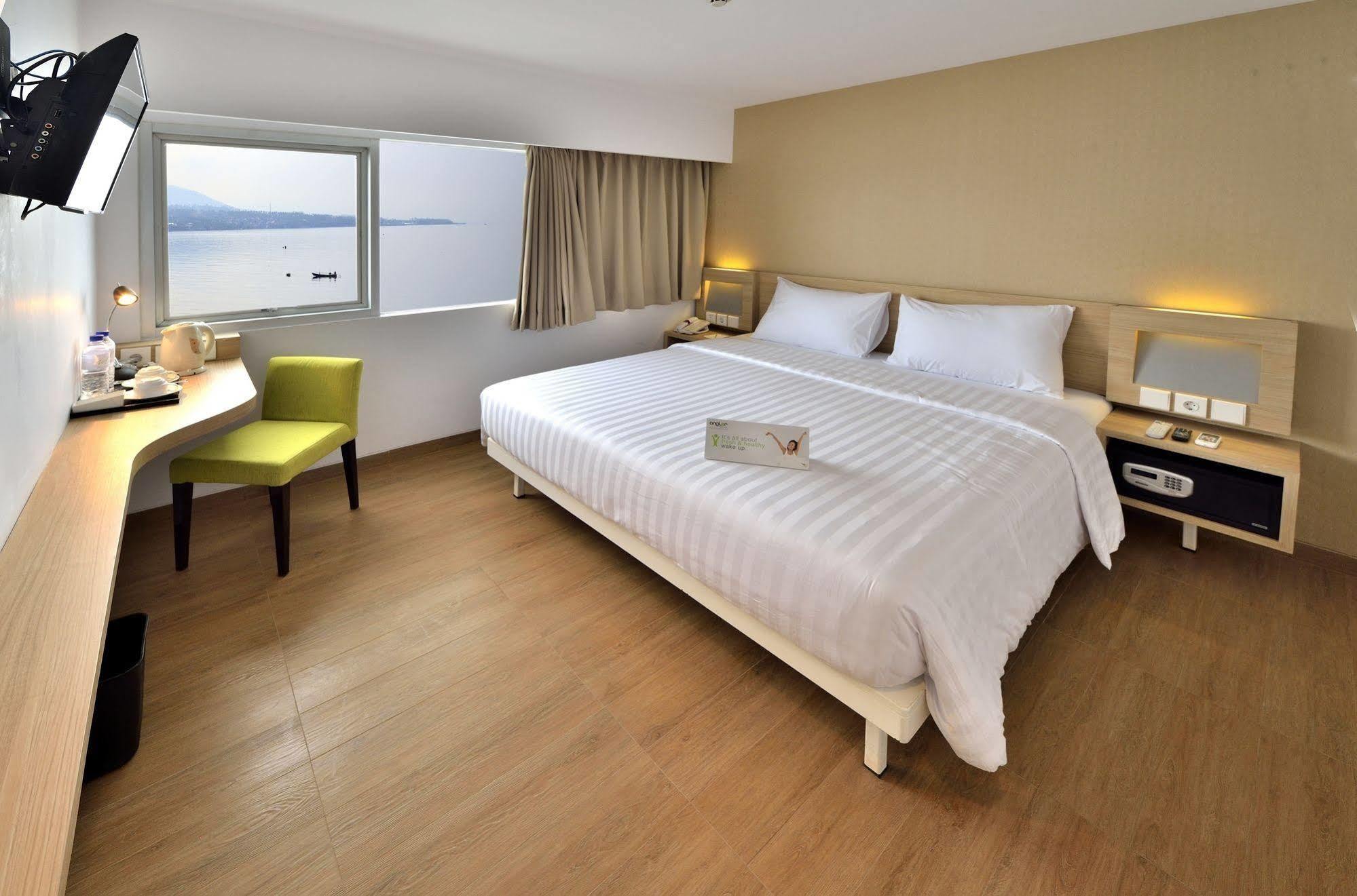 Whiz Prime Hotel Megamas Манадо Экстерьер фото